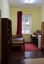 Chaque chambre du Foyer d'étudianbtes dispose du mobilier de base et d'un lavabo.