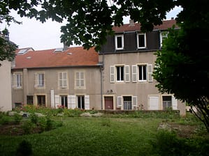 La maison vue du jardin