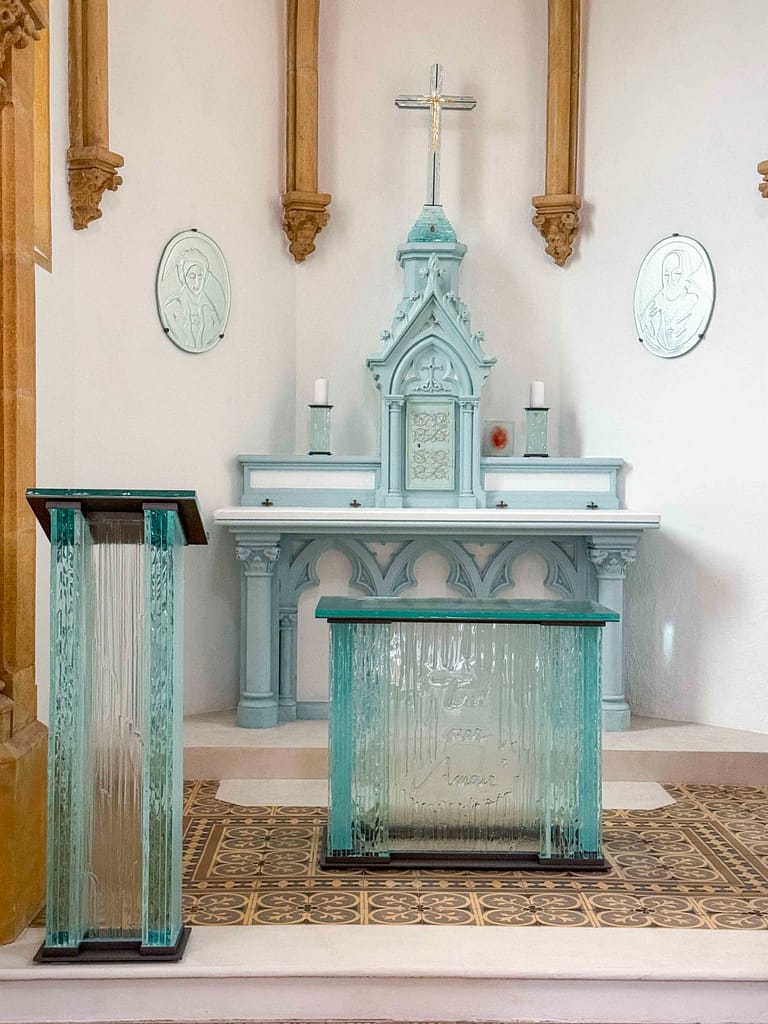 Le nouveau mobilier en verre thermoformé créé par Fleur Nabert